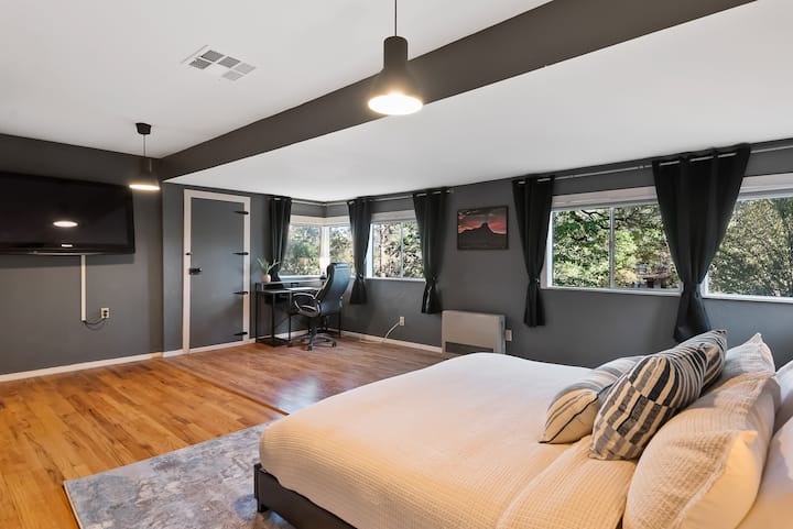 Отпуснете се и се отпуснете – настани се удобно в леглото с любимите си предавания и филми.