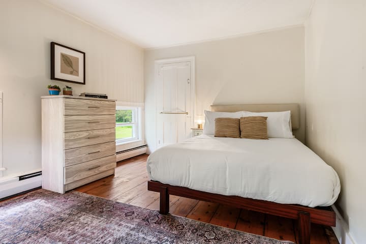 Спалната соба 4 има цел кревет.