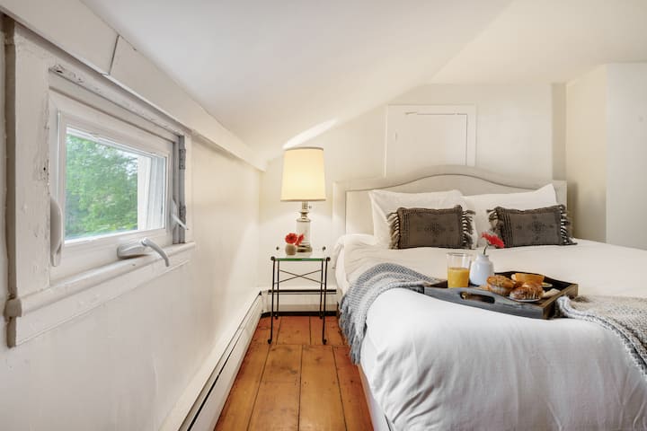 Спалната соба 2 има брачен кревет (широк 150-179 см).