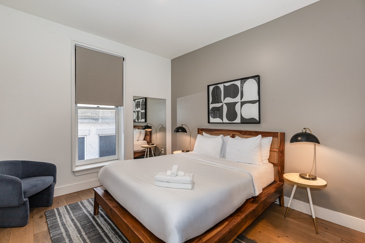 Მეორე საძინებელი სავსე საწოლით, მყუდრო სავარძლით და თვალისმომჭრელი კედლით.