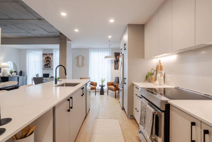 Stunning 3BR Penthouse in Old MTL +Free Parking gallery image 2