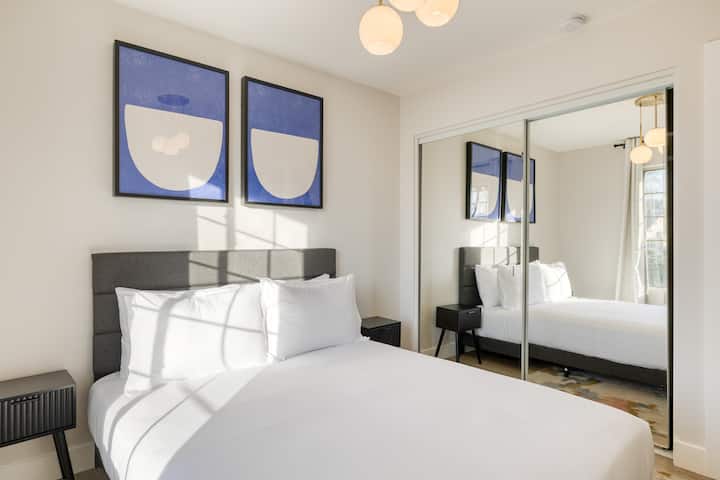 2 საძინებელში არის სრული საწოლი.