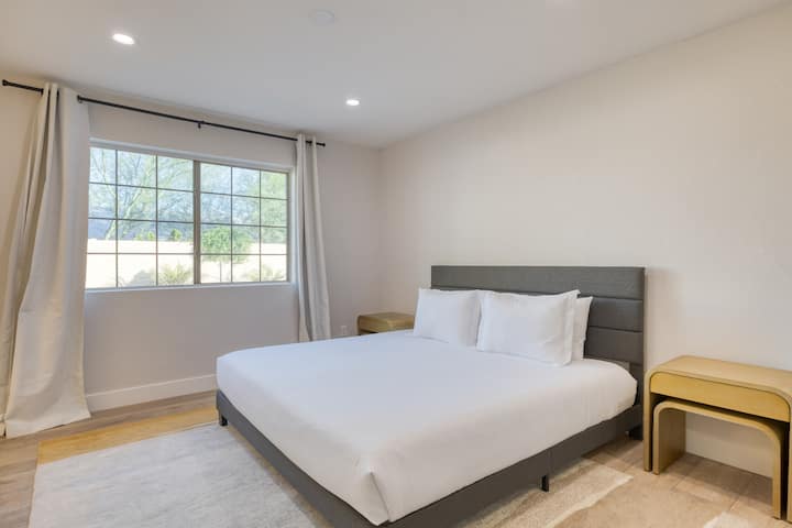 1 საძინებელში არის საწოლი 152 × 203 სმ.