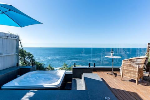 The Bondi Clifftop Prime Waterfront with Jacuzzi a