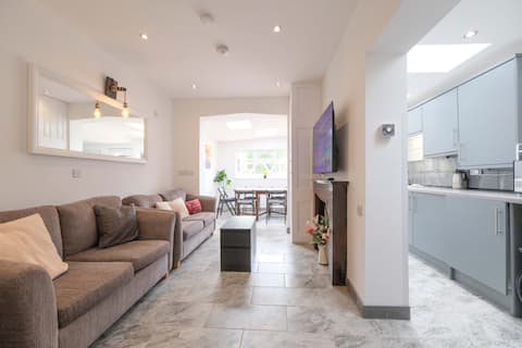 Popular Airbnb listing: Five bedroom house in Douglas road in Horfield