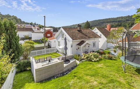 Awesome home in Tvedestrand with WiFi