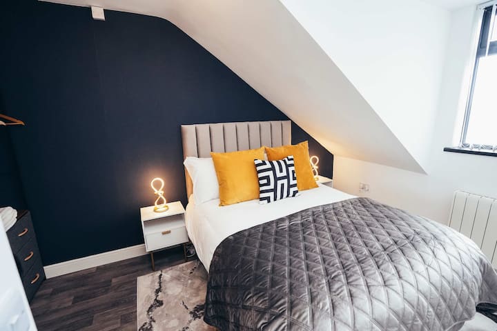 Prostrana dvokrevetna soba s raskošnom posteljinom