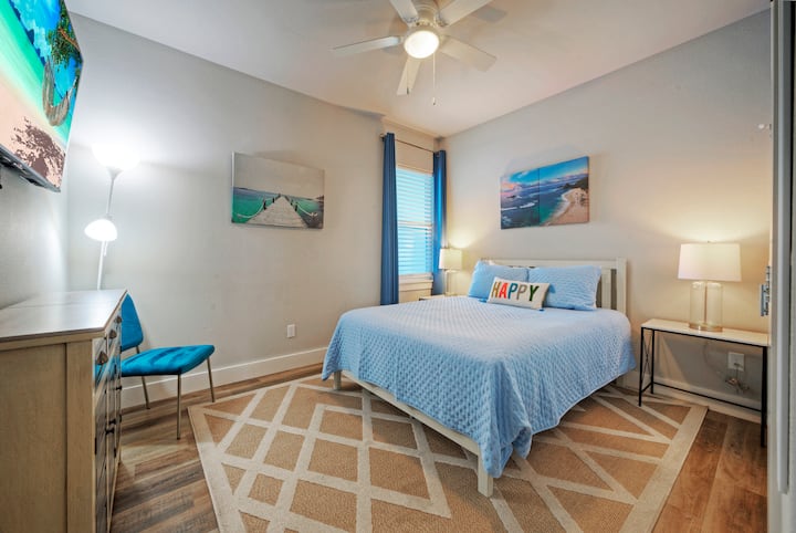 Საძინებელში არის 2 საწოლი 152 × 203 სმ.