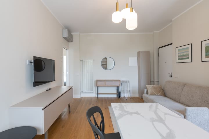 Bright two bedrooms Viale Certosa gallery image 3