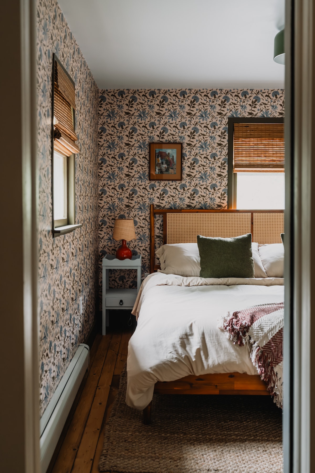 主卧配有一张加大双人床、柔软的花卉壁纸和温暖的色调，营造出一个舒适、安静的空间，让您安心入睡。