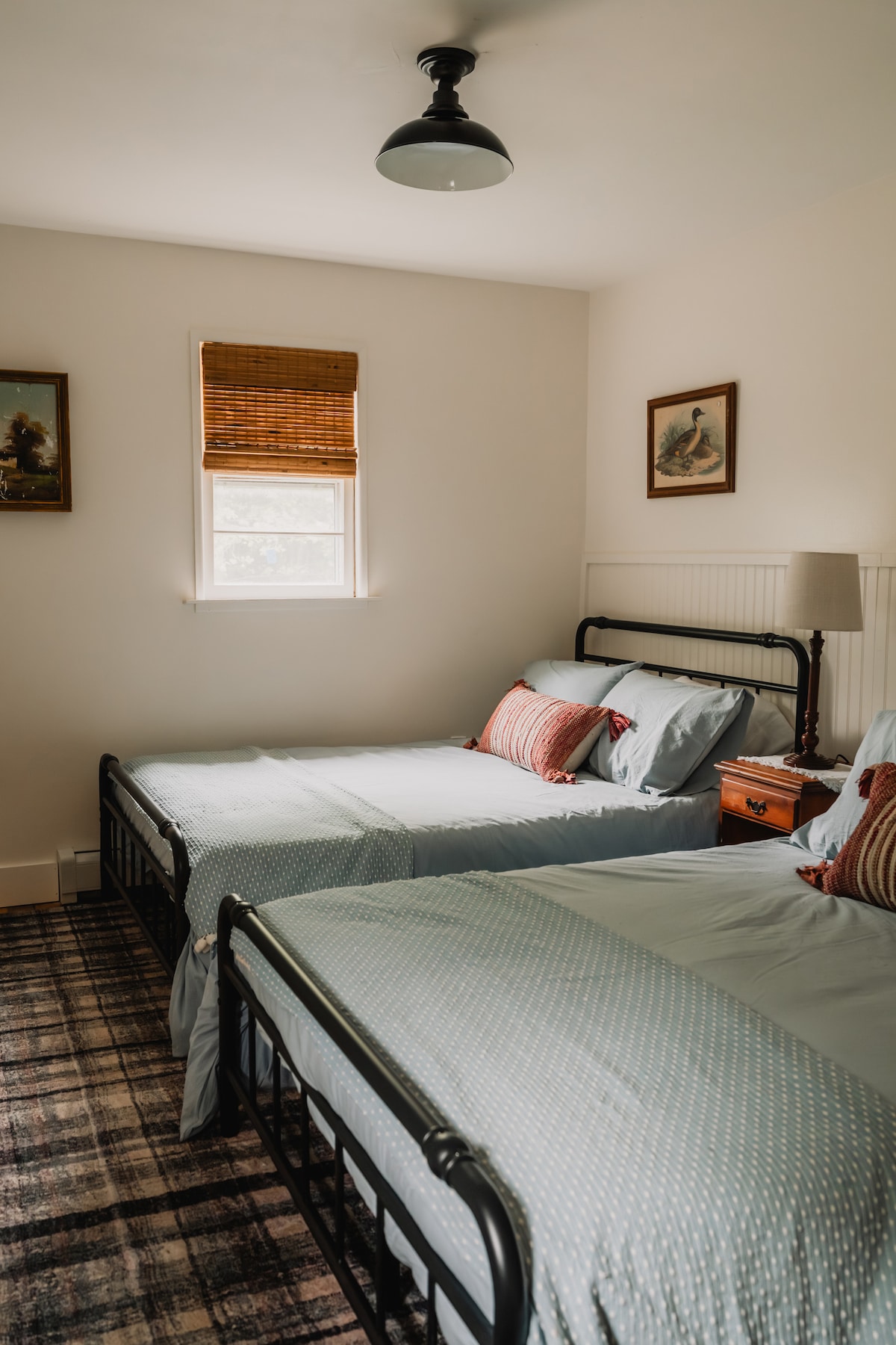 这间通风的卧室设有两张全尺寸床，空间充裕，环境宁静舒适，供您在探险一天后放松身心。