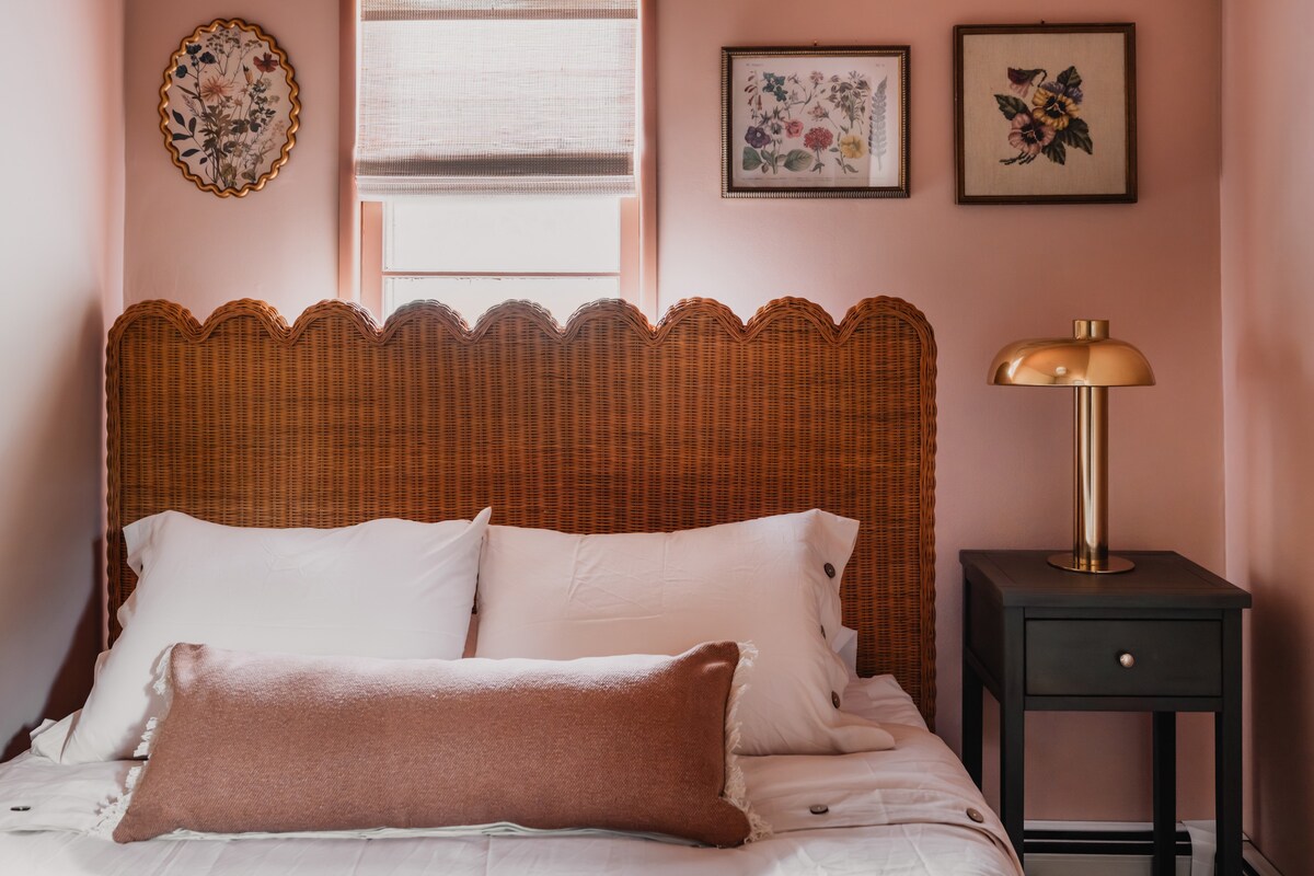 粉色卧室配有舒适的标准双人床、柔和的色调和宁静的氛围，为您提供完美睡眠所需的一切。