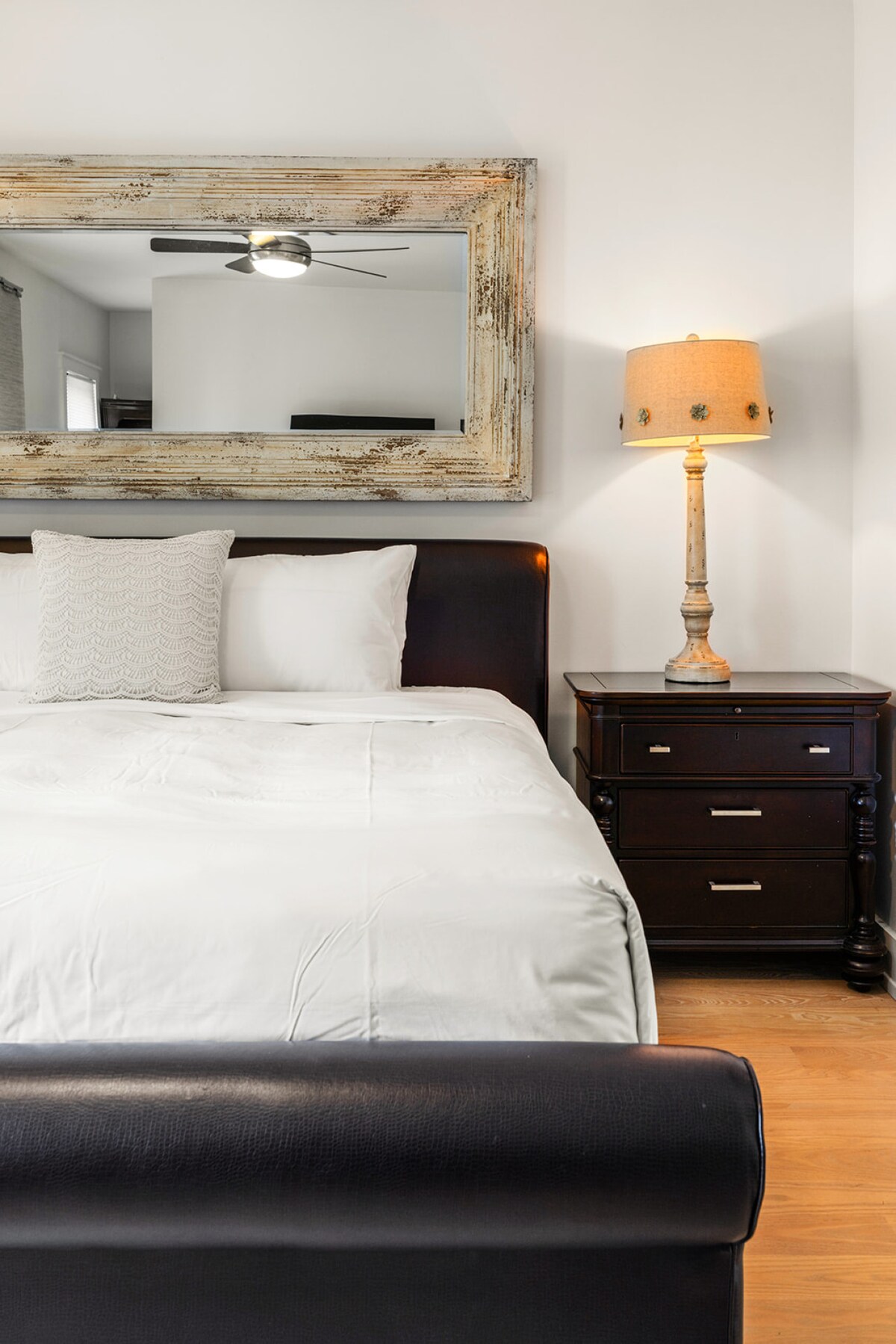 เตียงคิงไซส์ขนาดใหญ่ในห้องนอนใหญ่