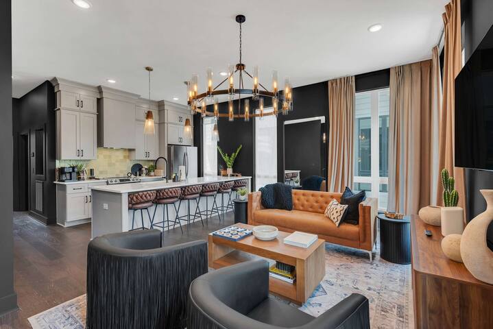 New Iconic Duo! 15 Mins to DT Nash – Sleeps 24! gallery image 2