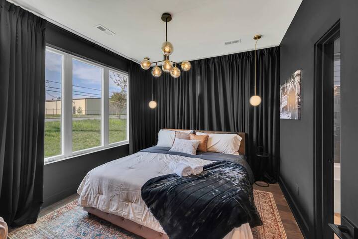 New Iconic Duo! 15 Mins to DT Nash – Sleeps 24! gallery image 5