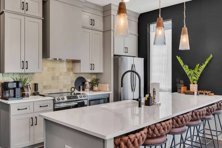 New Iconic Duo! 15 Mins to DT Nash – Sleeps 24! gallery image 4