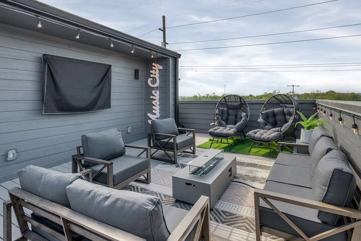 New Iconic Duo! 15 Mins to DT Nash – Sleeps 24! gallery image 3