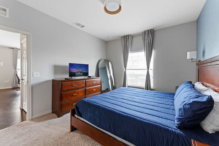 Пространата главна спална соба која се наоѓа на долниот кат има брачен кревет за да обезбеди удобен престој.