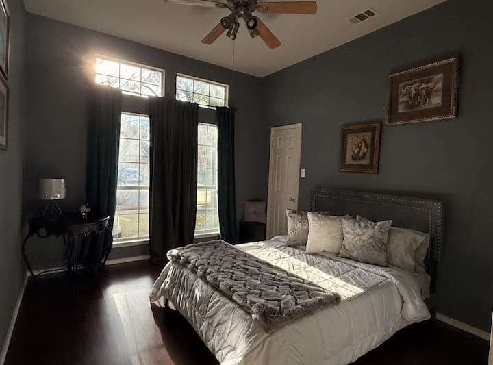 Este lujoso dormitorio cuenta con una cama tamaño queen, muebles elegantes y un ambiente tranquilo.