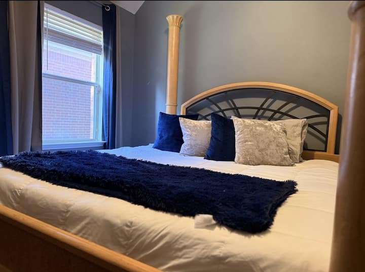 Relájate en este dormitorio sereno con un ambiente relajante que crea un refugio ideal después de un día de exploración. 