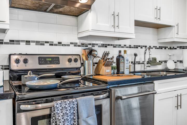 Zen Green Townhome Oasis | King Bed +Dbl Bunk Room gallery image 3