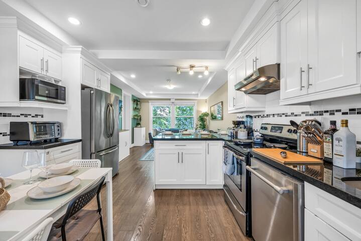 Zen Green Townhome Oasis | King Bed +Dbl Bunk Room gallery image 5