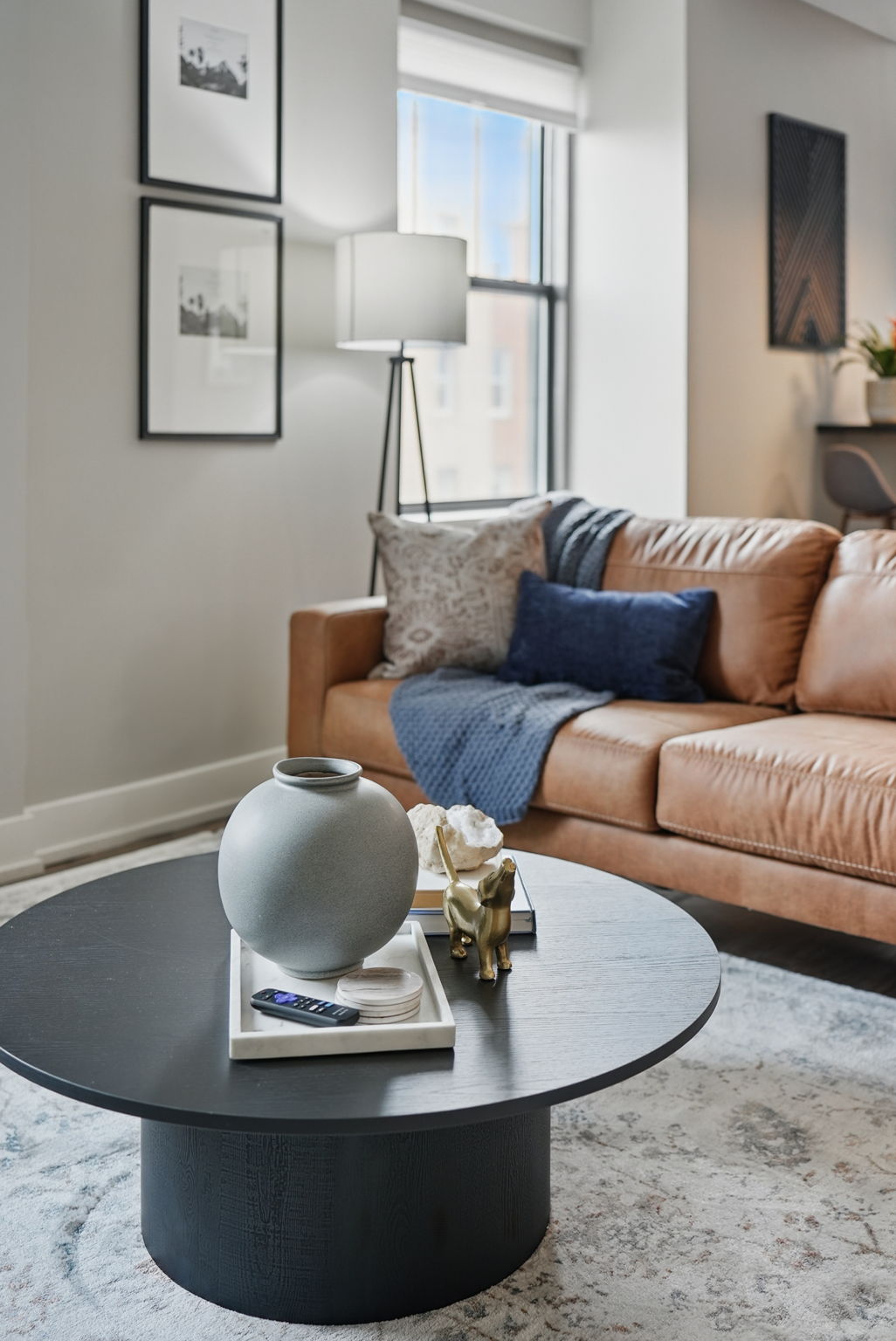 להתרווח על ספת עור עשירה עם כריות מעוצבות, שמיכות חמימות ועיצוב שולחן קפה מוקפד כדי ליצור אווירה יוקרתית אך מזמינה.