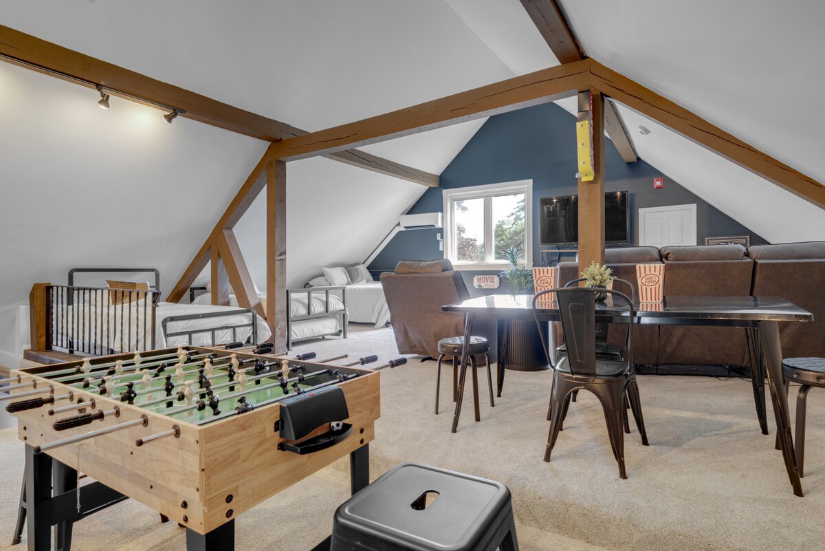 Salle de jeux au 3e étage avec baby-foot, grande télévision et sièges confortables 