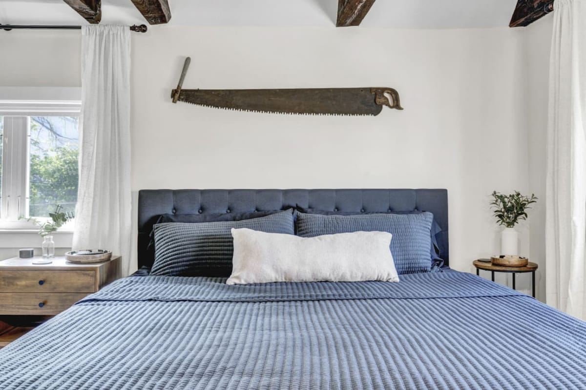 Des draps doux et une lumière naturelle pour un repos parfait