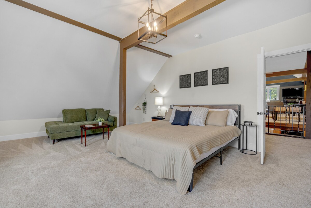 Chambre spacieuse avec très grand lit au dernier étage : votre retraite privée