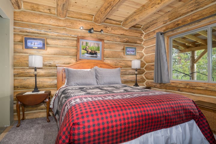 Cama Queen acogedora con vistas al agua