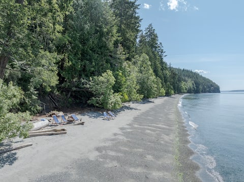Sandy Beachfront, Hot Tub, Pet-Friendly, Kayaking