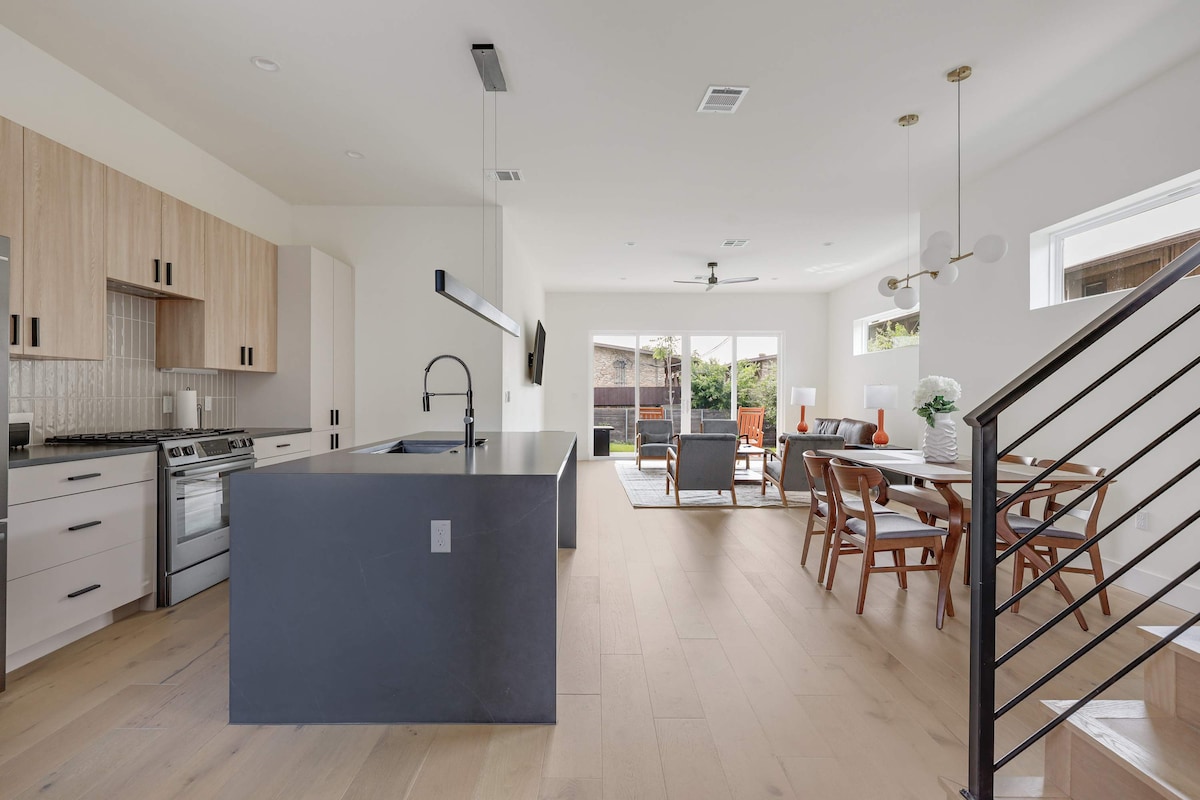 Stunning Austin Skyline | Groups & Pets!
