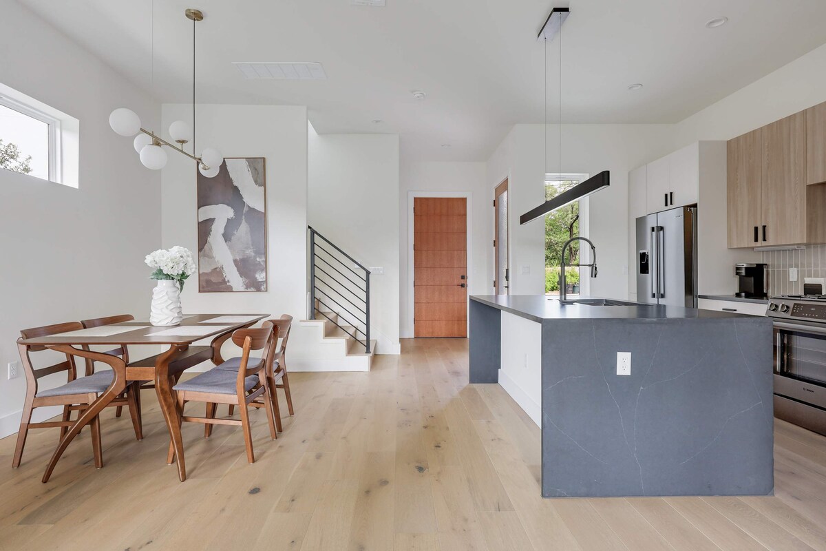 Stunning Austin Skyline | Groups & Pets!