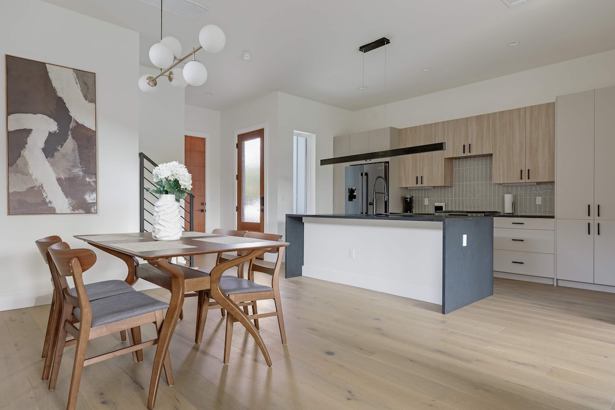 Stunning Austin Skyline | Groups & Pets!