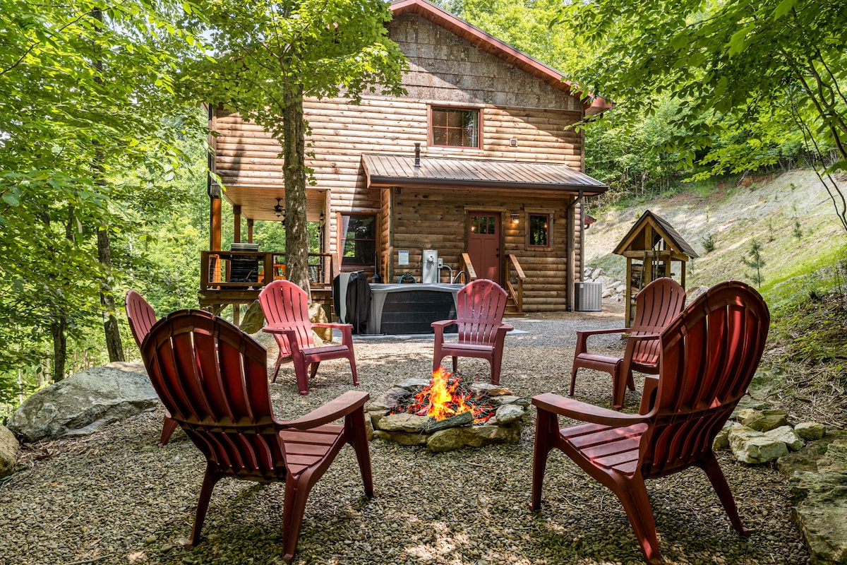 Cubs Den Cabin: Hot Tub, Fire Pit + Biltmore Pass