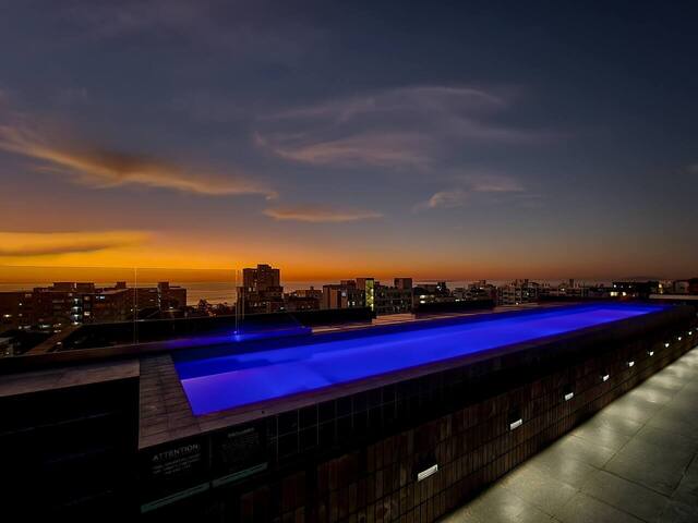 Brand New Central 2 Bed W Roof Top Pool gallery image 5