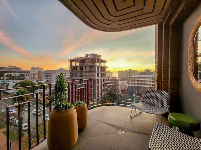 Brand New Central 2 Bed W Roof Top Pool