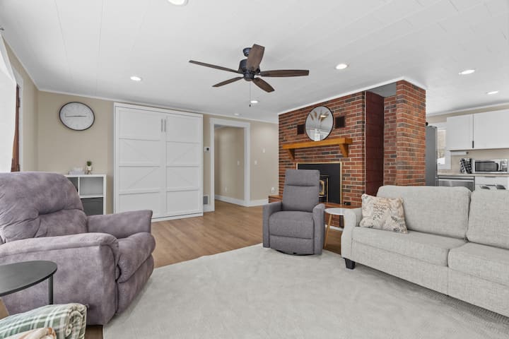 סלון עם מיטת קיר