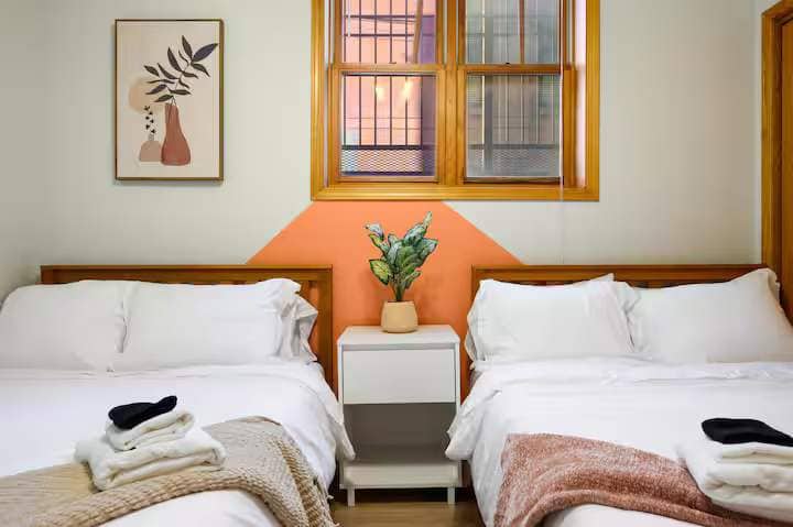 Remarque : il s'agit également d'un lit double, mais cette photo provient d'un autre logement dans le même immeuble.