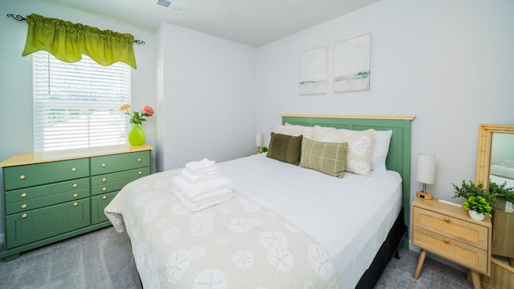 Queen Bedroom with High-end Mattress 