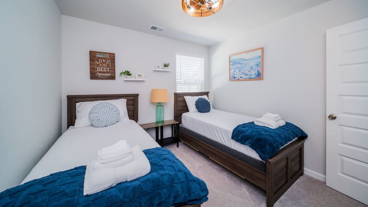 Double Twin Bedroom with High-end Mattress 