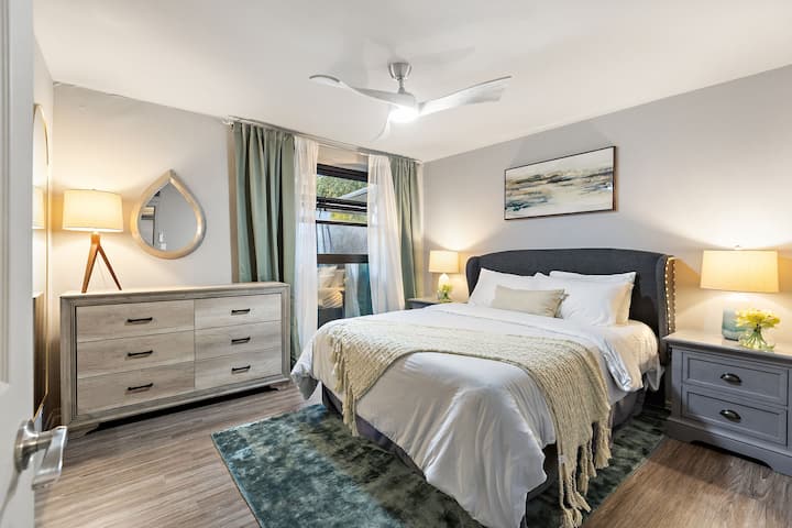 Spavaća soba sa zavjesama koje ne propuštaju svjetlost i ugođajem boutique hotela