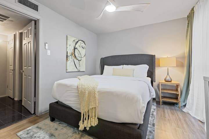 Privatna spavaća soba s bračnim krevetom, luksuznom posteljinom i umirujućim tonovima