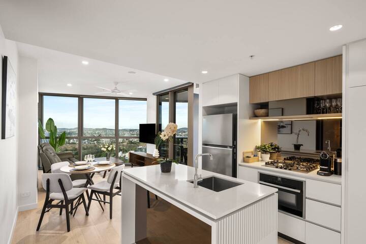 New Luxe 2BR Queens Wharf Apt gallery image 3