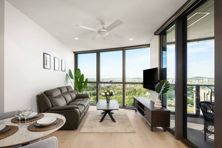 New Luxe 2BR Queens Wharf Apt