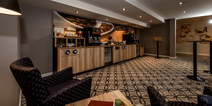 Comfort & Convenience: Game Room & Free Parking - Bennekom