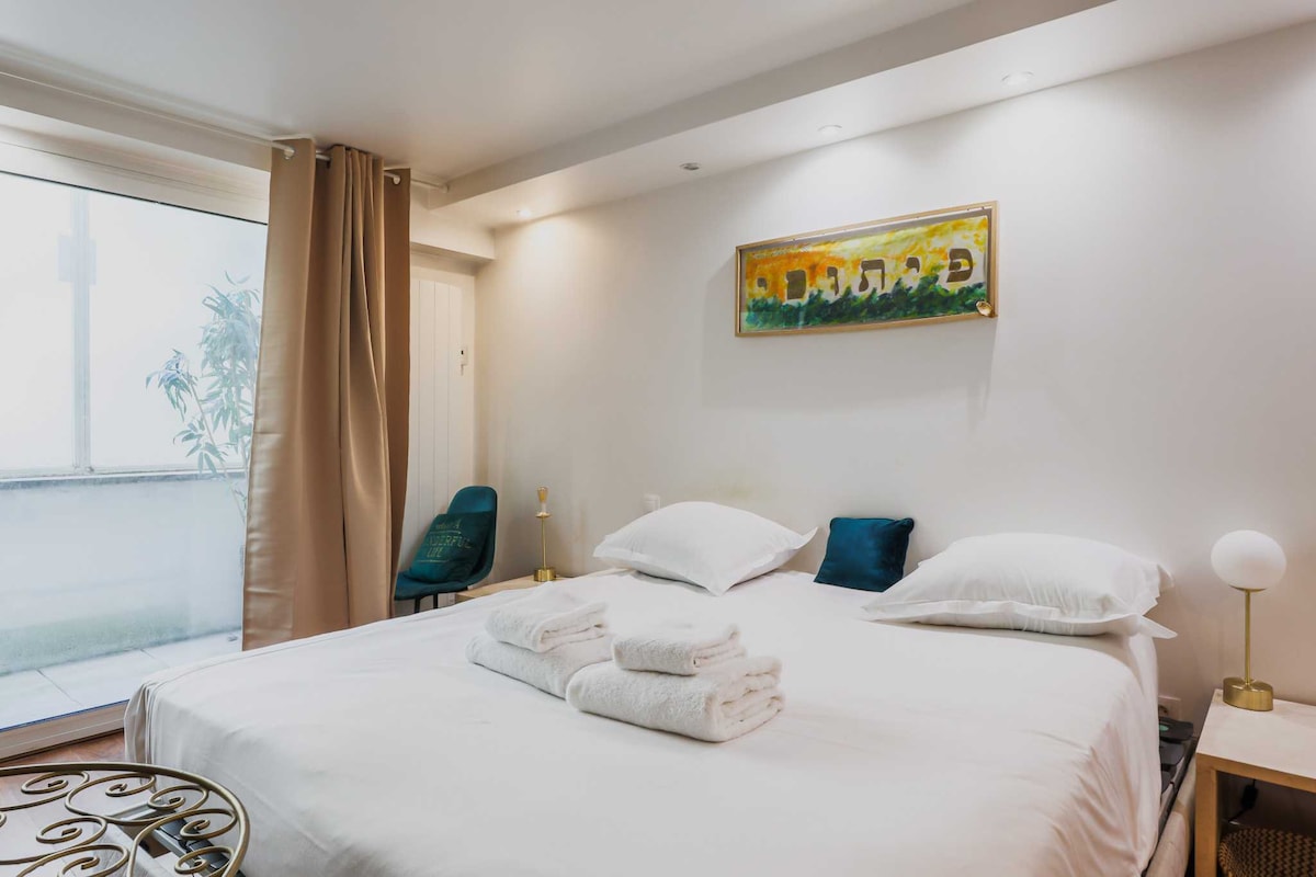 Una habitación con una cama Queen Size y un armario. 