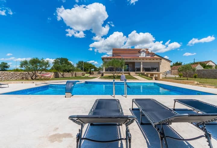 K-24616 Maison De Trois Chambres Avec Une Piscine - Biograd na Moru