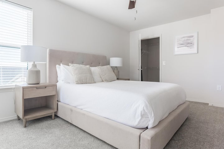 Landing | Stylish 1bd, Pool, Gym - Broken Arrow, OK